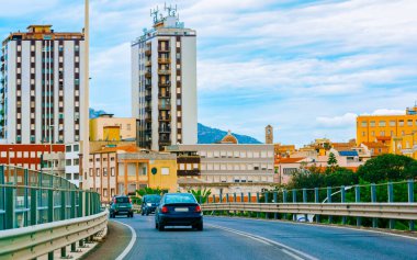Olbia 'da yaz yolundaki arabalar Sardunya refleksinde