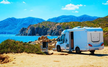 Akdeniz kıyısındaki Capo Pecora tatil beldesinde bir karavan Sardinya refleksi