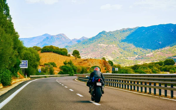 Motocicleta na estrada em Costa Smeralda reflexo — Fotografia de Stock