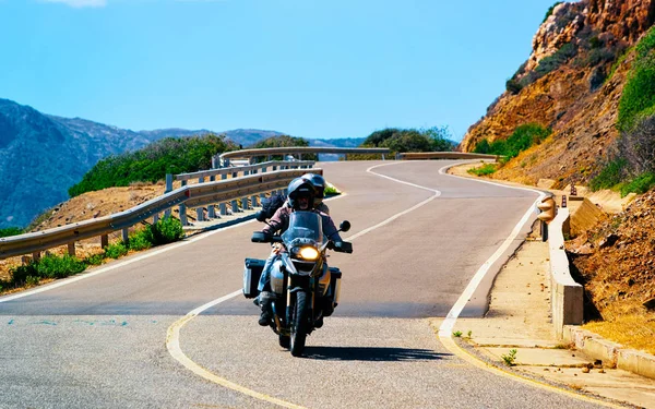 Motocicleta en carretera en Costa Smeralda reflejo — Foto de Stock