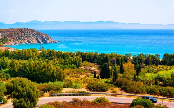 Paisagem com carro na estrada no Mar Mediterrâneo em Villasimius reflexo — Fotografia de Stock