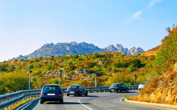 Auto 's en weg in Costa Smeralda in Sardinië Eiland reflex — Stockfoto