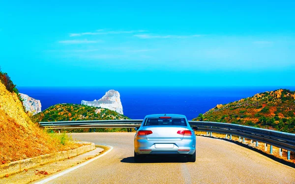 Auto op de weg bij Porto Corallo Nebida Middellandse Zee Sardinië reflex Stockafbeelding