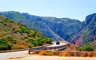 Sardunya tepelerindeki Cagliari otobanında arabalı sahne refleksi