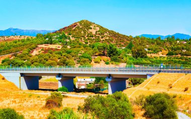 Cagliari Sardunya refleksinde otoyol ve dağlar