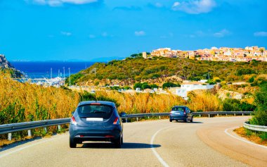 Arabalar Porto Cervo Costa Smeralda 'da yolda.