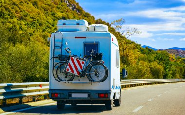 Costa Smeralda Sardunya refleksinde bisiklet süren bir karavan.
