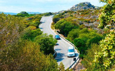 Otoyolda giden arabalar Capo Testa refleksi