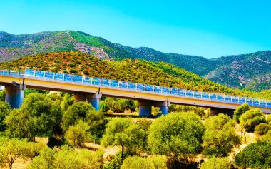 Otoyol ve dağlar Cagliari Sardunya refleksi