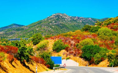 Cagliari bölgesindeki manzara ve yol manzarası refleksi