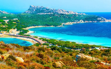 Yol ve plaj manzaralı Santa Teresa Gallura refleksi
