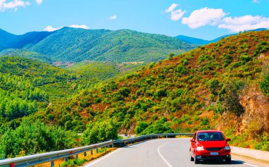 Cagliari Sardinia tepelerinde kırmızı arabalı manzara