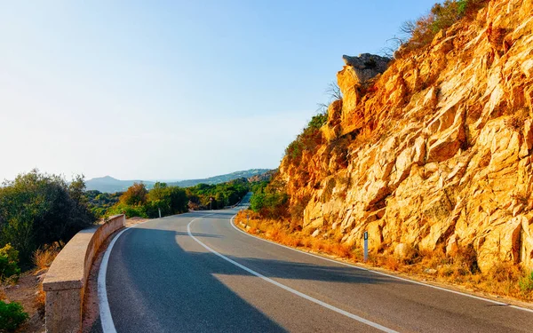 Leere straße ohne autos in sardinien insel italien reflex — Stockfoto