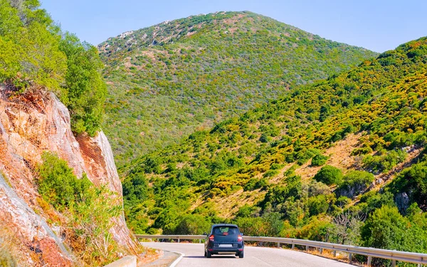 Paysage avec voiture sur l'autoroute à Cagliari en Sardaigne collines réflexe — Photo