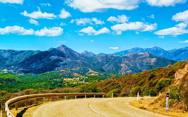 Weg en bergen in Buggerru Sardinië reflex — Stockfoto