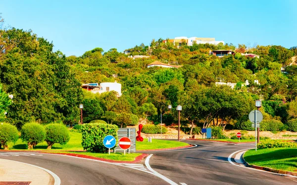 Κενός δρόμος χωρίς αυτοκίνητα στο Porto Cervo αντανακλαστικό — Φωτογραφία Αρχείου