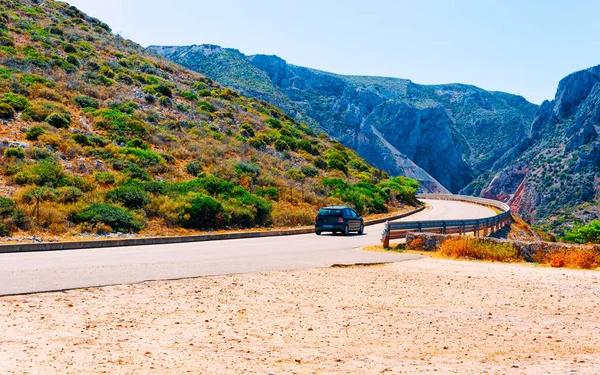 Landschap met auto op de snelweg in Cagliari in Sardinië heuvels reflex — Stockfoto