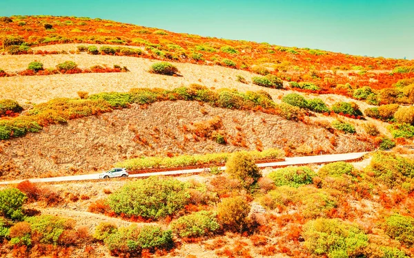 Bil på väg i backen Sardinien reflex — Stockfoto