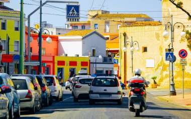 Cagliari refleksi ile sokak manzaralı arabalar ve scooter