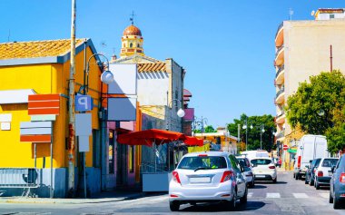 Cagliari refleksiyle yol manzaralı araba trafiği