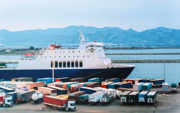 Wagens van bestelwagens in haven in Cagliari reflex — Stockfoto