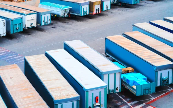 Wagens van bestelwagens in de haven van Cagliari reflex — Stockfoto