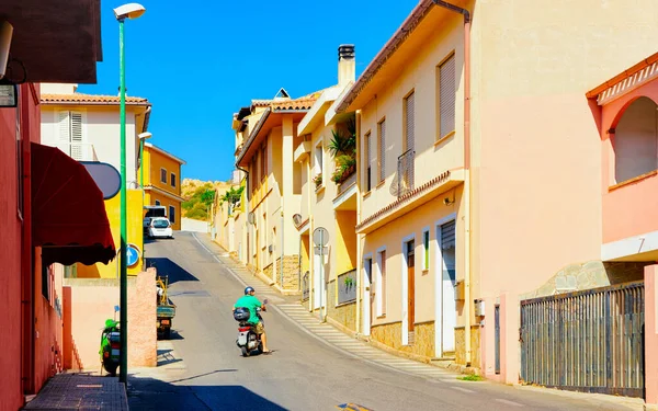 Vista de la calle con Scooter en carretera en la ciudad en reflejo de Cagliari —  Fotos de Stock