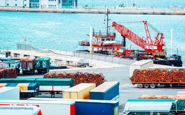 Van containers en vracht Scheepvaart op haven Cagliari Sardinië Italië reflex — Stockfoto
