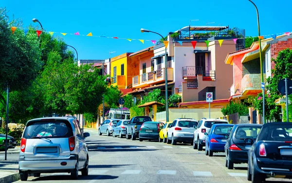 Vista de rua com carros estacionados no reflexo Road Cagliari — Fotografia de Stock