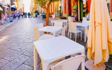 Corso Umberto 1. Cadde 'deki restoran masaları Olbia refleksi