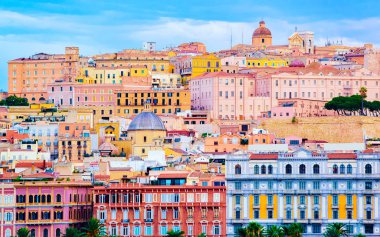 Cagliari refleksindeki Eski Sardenya şehrinin şehir manzarası