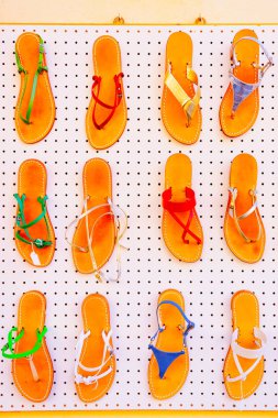 Geleneksel Havaiana Vietnamlısı ayakkabılarını sokak pazarında giyiyor Olbia refleksi