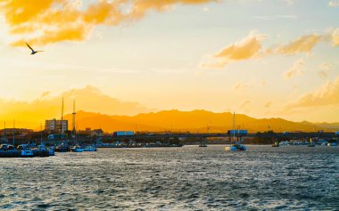 Harbor 'da gün batımında Olbia Sardunya gemilerinde refleks