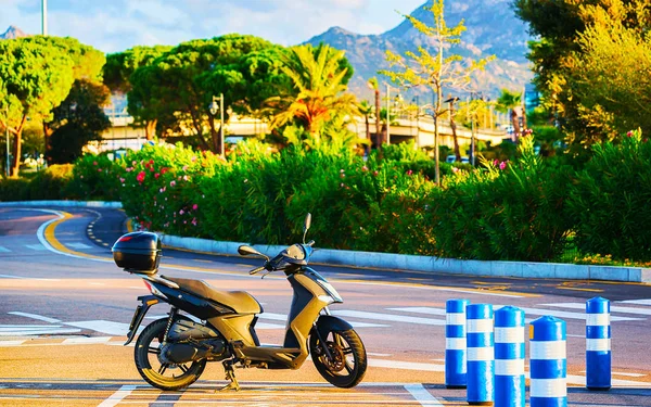 Scooter en el parque en Olbia reflejo Cerdeña — Foto de Stock