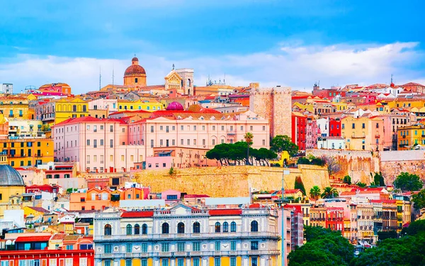 Cagliari refleksinin eski merkezinin şehir manzarası