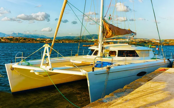 Puerto con barco de lujo en Olbia Cerdeña reflex —  Fotos de Stock