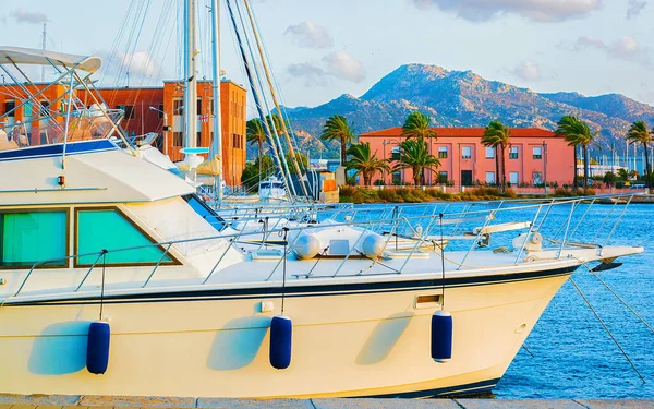 Hafen mit Luxusschiff auf olbia sardinia reflex — Stockfoto