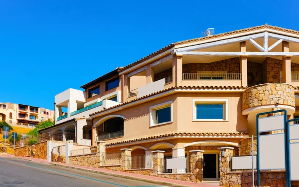 Cagliari 'nin ilçesinde yol manzarası