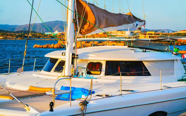 Puerto con barco de lujo en Olbia Cerdeña reflex —  Fotos de Stock