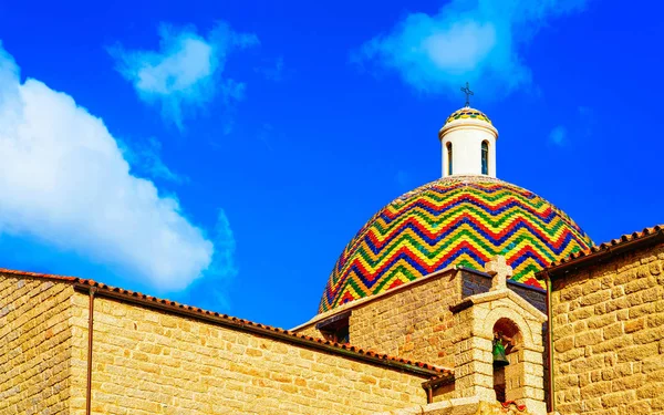 Igreja de San Paolo Apostolo Olbia no reflexo da Sardenha — Fotografia de Stock