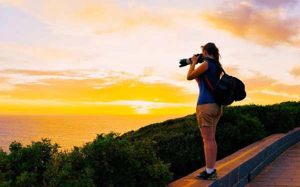 Soluppgång eller solnedgång och ung flicka på Capo Ferro i Costa Smeralda reflex — Stockfoto