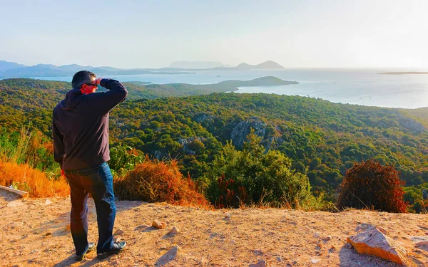 Mannen tittar på soluppgången i Costa Smeralda resort Medelhavet reflex — Stockfoto