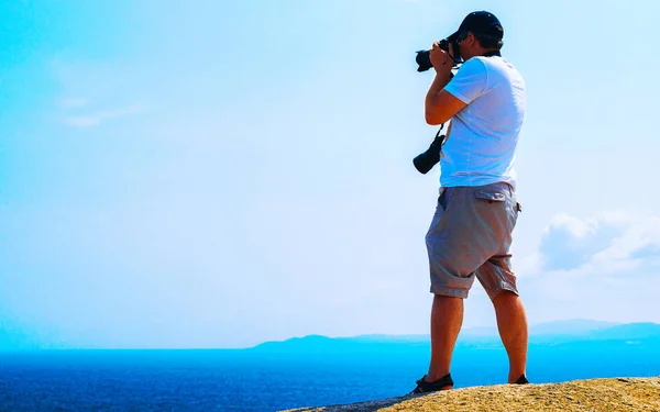Man med kamera ta bilder av Medelhavet havet Capo Testa reflex — Stockfoto