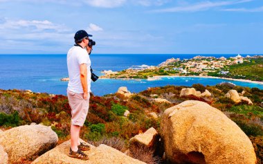 Capo Testa 'da kayalıklarda kamerası olan adam Akdeniz refleksi