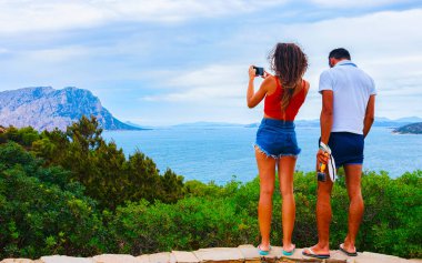 Tavolaro Adası San Teodoro Sardunya refleksinin fotoğrafını çeken bir çift.