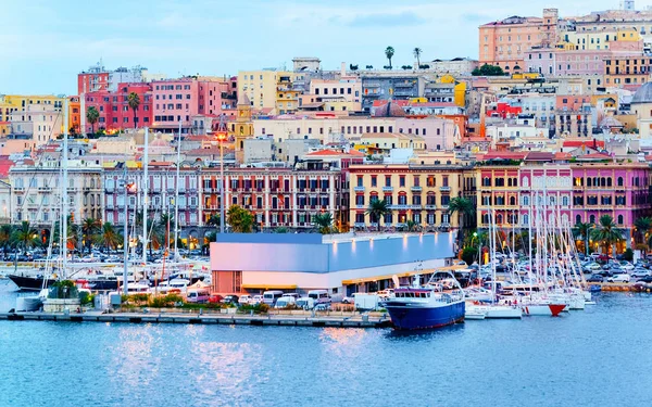 Haven en schepen in Cagliari met reflex — Stockfoto