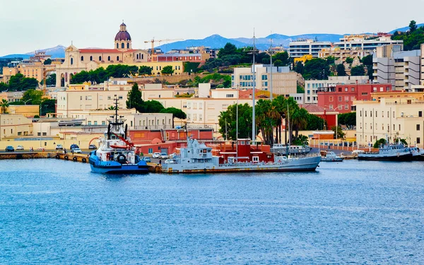 Porto com barcos em Cagliari com reflexo — Fotografia de Stock