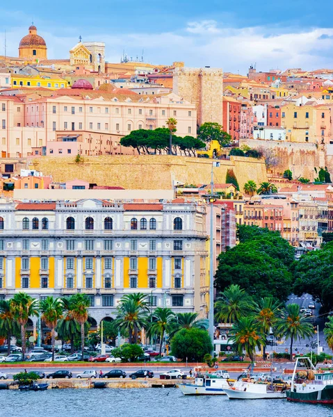 Jachthaven met boten in Cagliari met reflex — Stockfoto