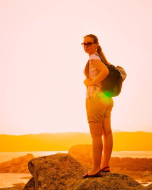 Gün doğumu ya da batımı ve Costa Smeralda 'da Capo Ferro' da genç bir kız refleksi