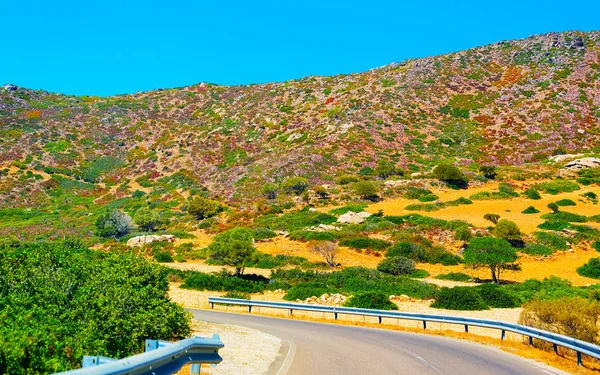 Paesaggio con paesaggio e Strada in provincia di Cagliari riflesso — Foto Stock